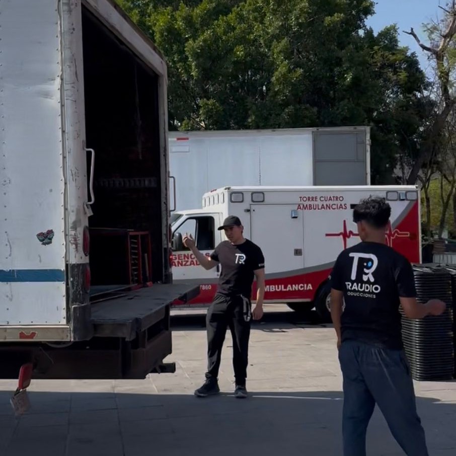 Crew TRAUDIO descargando equipo en venue