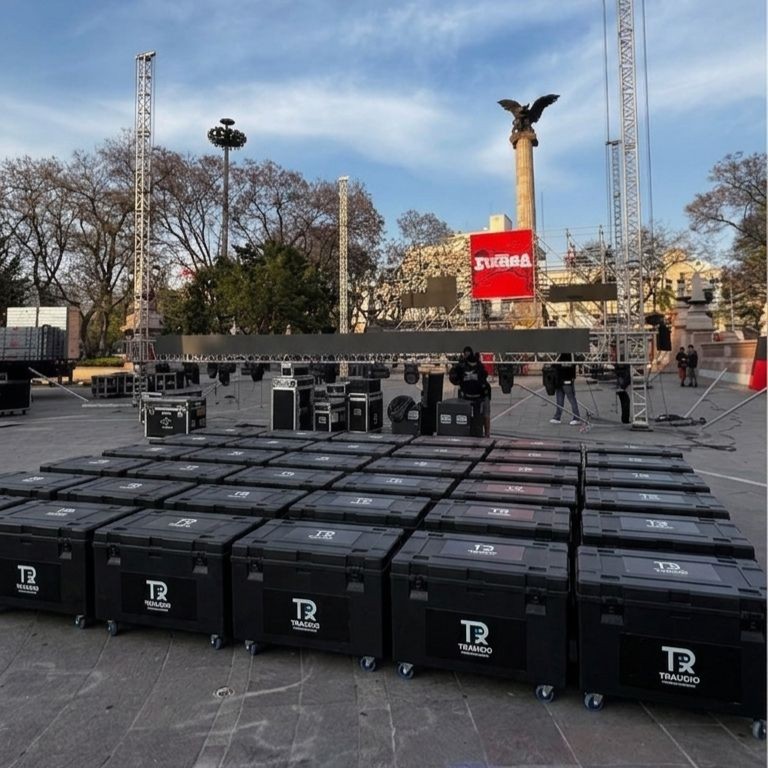 Flight cases TRAUDIO desplegados frente al escenario