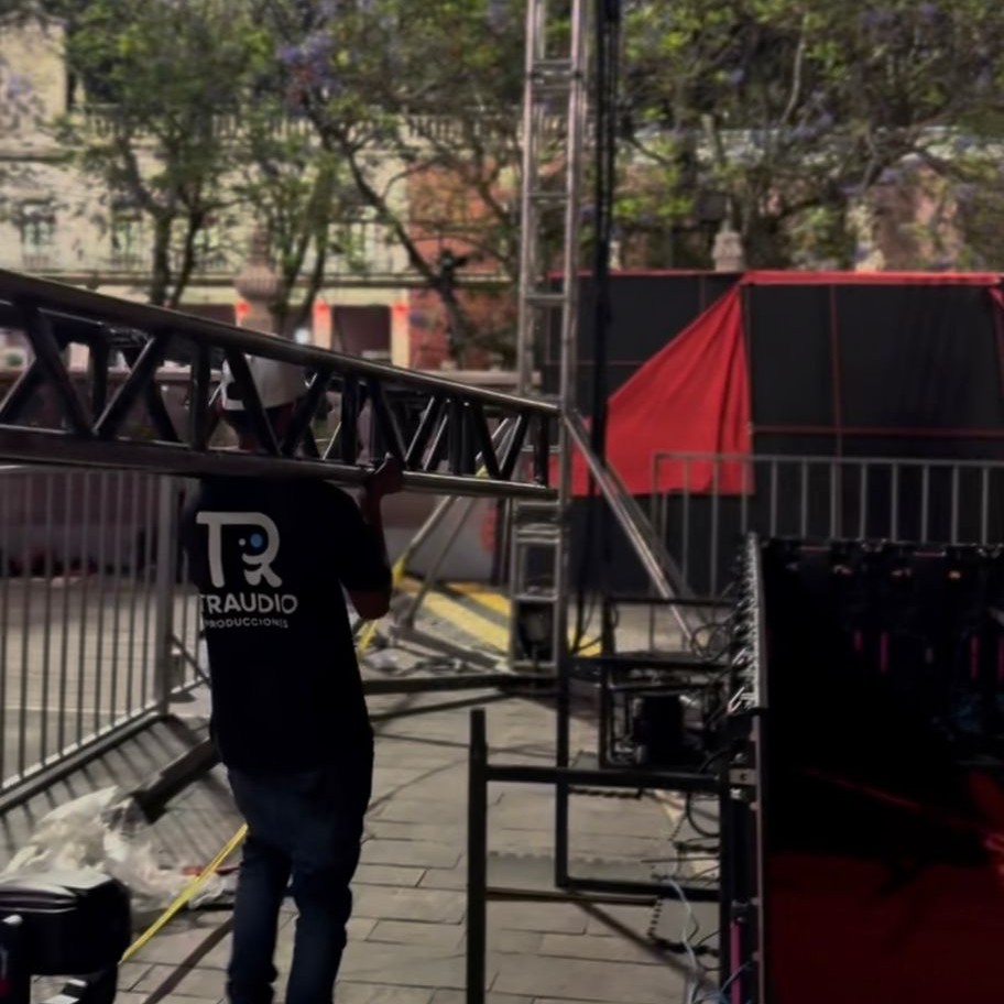 Técnico TRAUDIO montando estructura de truss